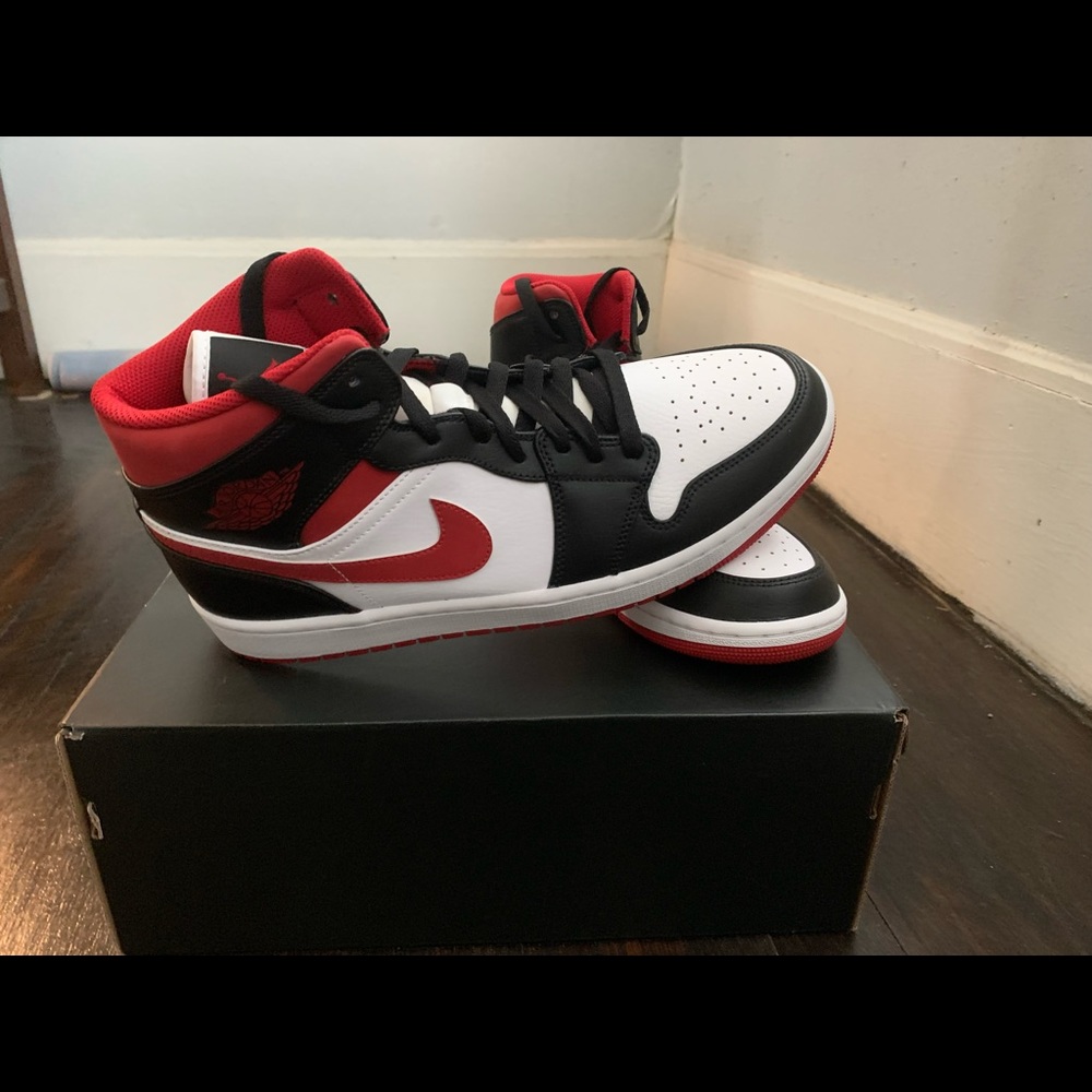 Jordan 1 mid “gym red black-white”